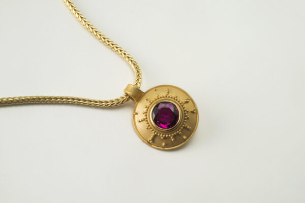 Kräftige 750/ Fuchsschwanzkette mit granuliertem 900/ Gold- Rubinanhänger