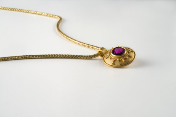 Kräftige 750/ Fuchsschwanzkette mit granuliertem 900/ Gold- Rubinanhänger