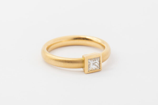 Goldring mit Princess-Diamant