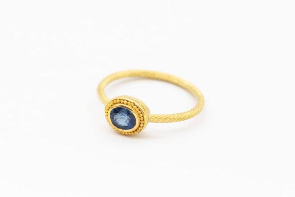 Goldring mit blauem Safir