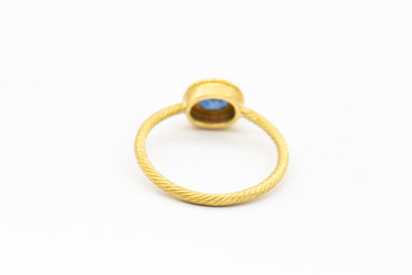 Goldring mit blauem Safir