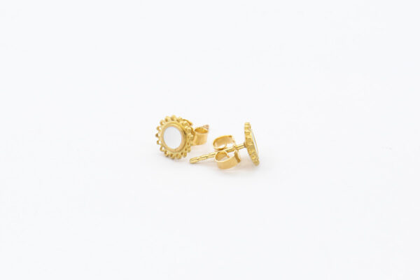 Emaillierte Ohrstecker in Gold
