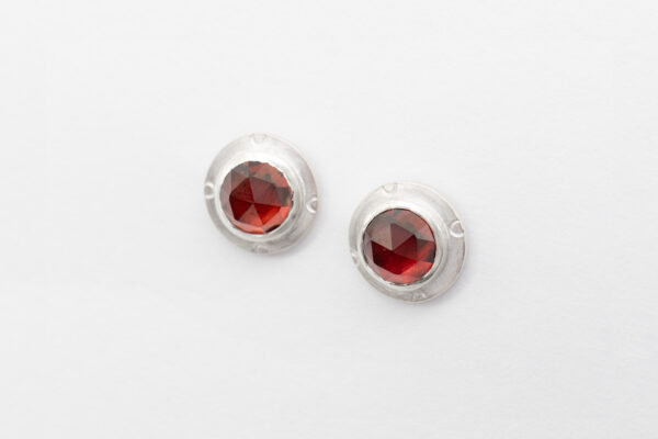 Granat Ohrstecker in Silber