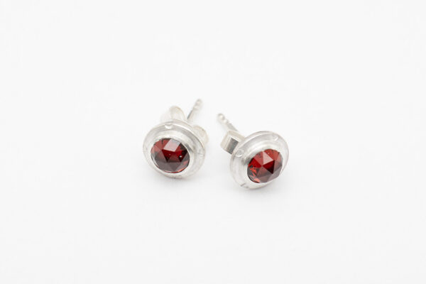 Granat Ohrstecker in Silber