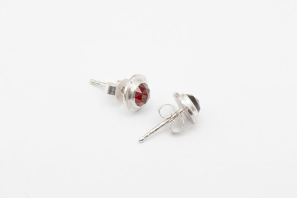 Granat Ohrstecker in Silber