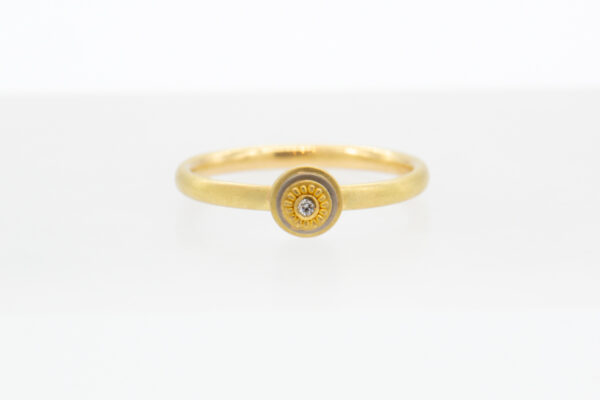 Feiner, granulierter Goldring mit Weißgold