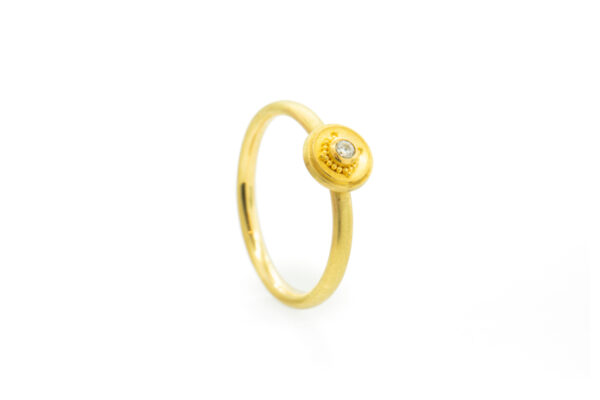 Feiner, granulierter Goldring