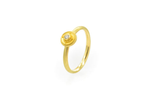 Feiner, granulierter Goldring