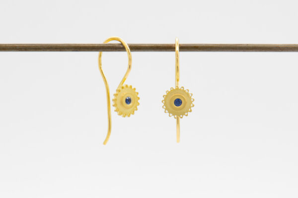 Wechselohrbügel mit Safir in Gold