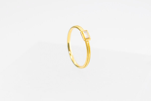 Goldring mit eckigem Diamant
