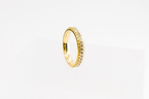 Memoire-Ring mit farbigen Brillanten