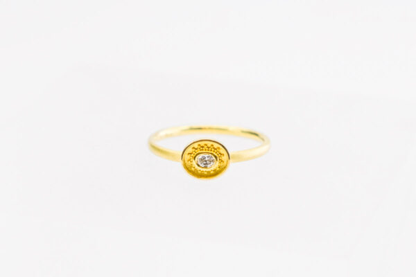 Feiner, granulierter Diamantring