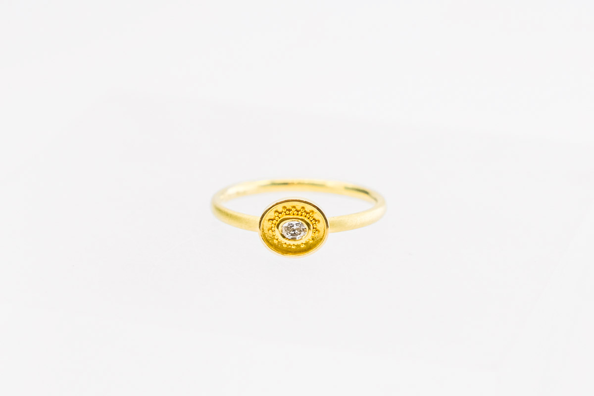 Feiner, granulierter Diamantring