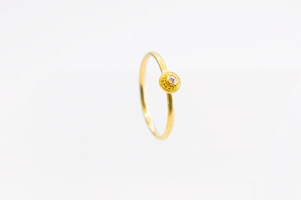 Feiner, granulierter Goldring