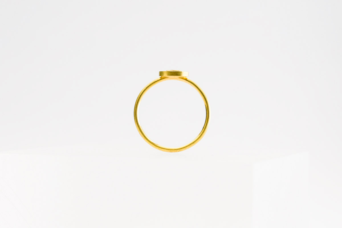 Feiner, granulierter Diamantring