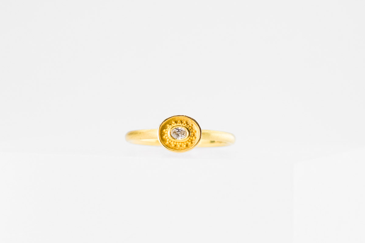 Feiner, granulierter Diamantring