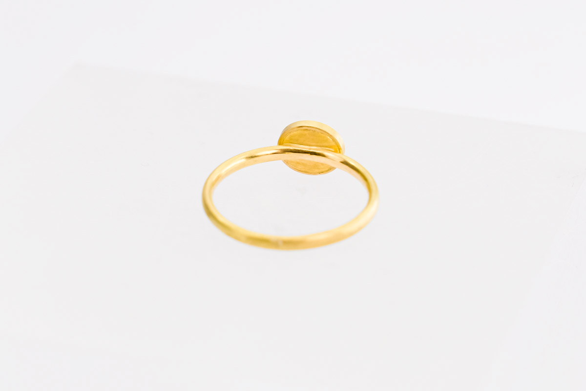 Feiner, granulierter Diamantring