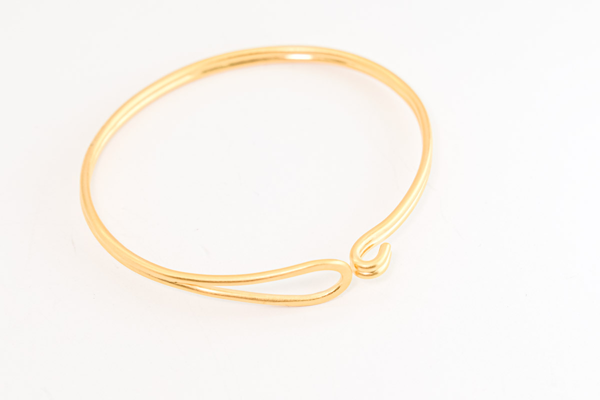 handgeschmiedeter Armreif in goldplattiertem Silber
