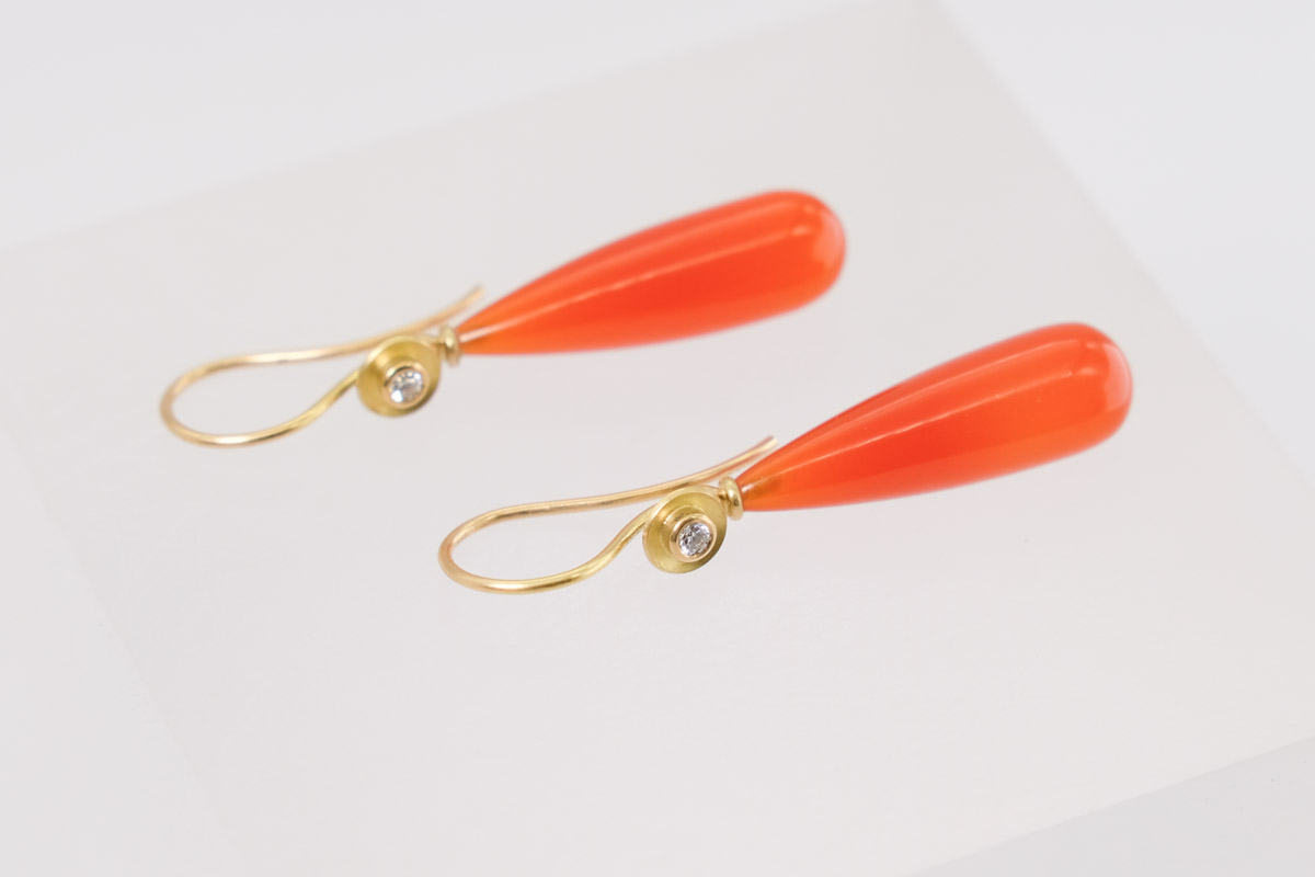 Goldohrringe mit Karneoltropfen