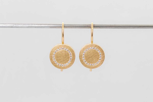 Goldohrhänger mit kleinen Brillanten